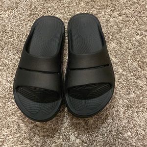 Oofos Unisex ooaah slides